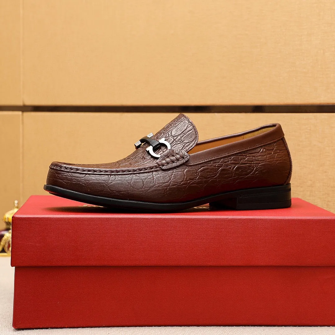 Men's shoes 💰480 💐 Product trademark: Ferragamo "Ferragamo" casual leather shoes Regular size: 38-44 (45🉑️customized) Product materials: Selected imported first-layer cowhide embossed upper + luxury hardware buckle, imported water-dyed cowhide leather lining. Strong three-dimensional visual effect, original rubber outsole Color: 2⃣️colors available